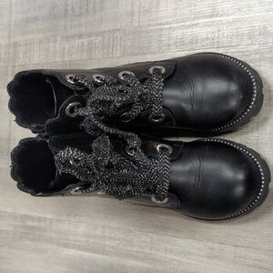 Black boots- girls